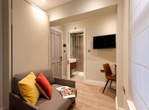 Micro studio, private bathroom-shared kitchen