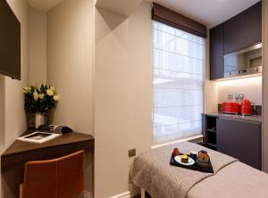 Micro studio, private bathroom-shared kitchen