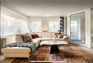 Große Helle Wohnung am Wald in Bad Saarow Nahe Grünheide und Berlin Souterrain