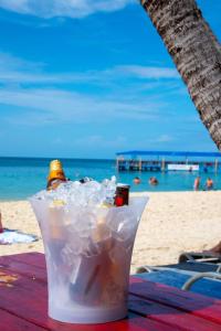 Bonsai Rentals - West Bay Private Rooms