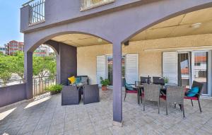 Gorgeous Apartment In Okrug Gornji