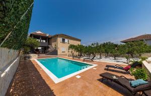 Gorgeous Apartment In Okrug Gornji