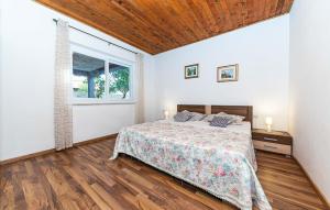 Gorgeous Apartment In Okrug Gornji