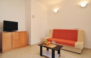 Awesome Apartment In Nin With Wifi