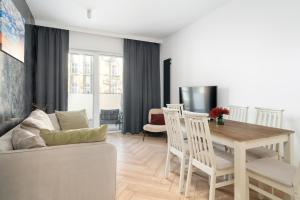 Spacious Two Bedroom Apartment with Underground Parking by Noclegi Renters