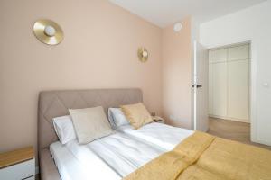 Spacious Two Bedroom Apartment with Underground Parking by Noclegi Renters