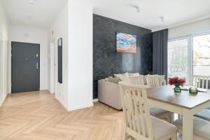 Spacious Two Bedroom Apartment with Underground Parking by Noclegi Renters