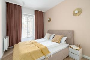 Spacious Two Bedroom Apartment with Underground Parking by Noclegi Renters