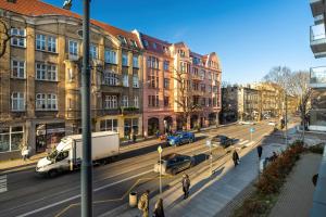 Spacious Two Bedroom Apartment with Underground Parking by Noclegi Renters