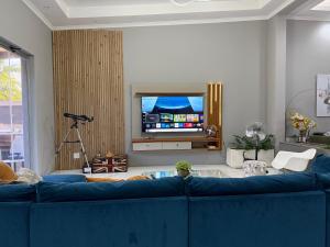 Centrally located 11 sleeper house near Canal Walk