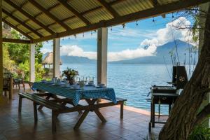 Relaxtitlan House on the lake shore