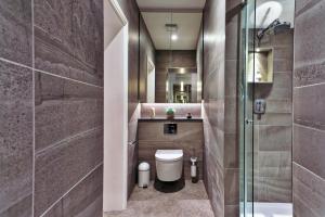 Private studio with private terrace -Basement