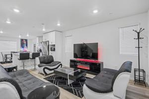 Modern 2BR 2BA Townhome 15 Min to DEN