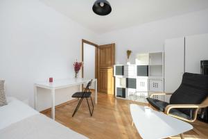 Spacious Apartment in Wrocław with Large Terrace and 2 Parking Spaces by Noclegi Renters