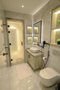 First Site OF Pyramids View & Jacuzzi