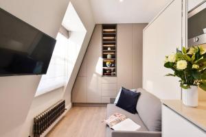 Modern style, micro studio 5min to tube