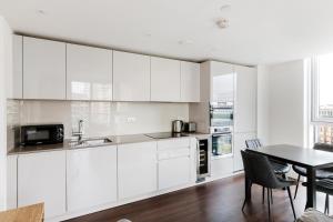 Blueground Nine Elms balcony nr Battersea Park LON-679