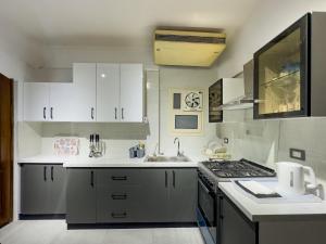 1406. Elegant 2BR Apt. Near Airport3 BA Terrace