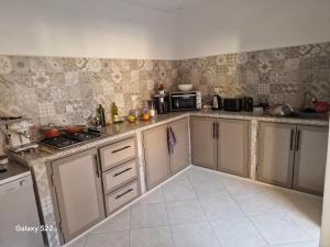 chambre, salle de bain privées et cuisine, roof top commun