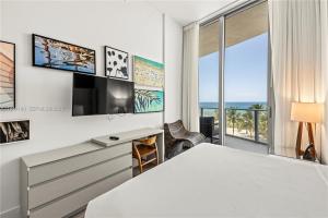 Ocean Front Corner 2 Bedroom Low Floor