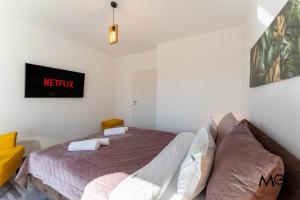 MoHost Bobby - Right in the city mood