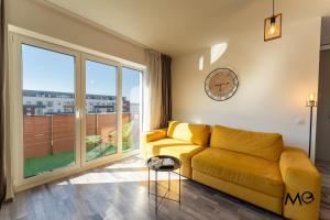 MoHost Bobby - Right in the city mood