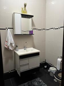 Casa para 8 pessoas com churrasqueira e garagem a 500m da praia