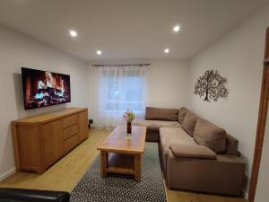 HOUSE, Garden, PARKING, Wi-fi, CONTRACTOR STAY, close to the beach, shops, hospital, airport , 3 Bedrooms