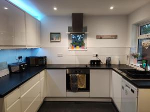 HOUSE, Garden, PARKING, Wi-fi, CONTRACTOR STAY, close to the beach, shops, hospital, airport , 3 Bedrooms