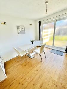 4BR RetreatII Modern Home II Long stays available