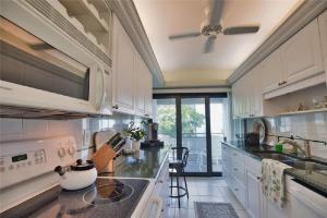 Bright Two Bedroom Condo Near the Waterfront in Venice