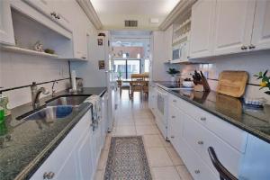 Bright Two Bedroom Condo Near the Waterfront in Venice