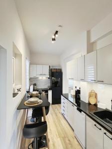 Destino Sunlit Haven - Penthouse & Big Terrace - Near Metro - Fast Fiber WiFi