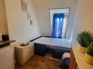 Cozy studio with a view of the Eiffel Tower