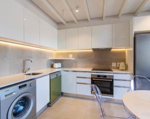 Secure Stunning Upmarket 1 Bed Loft in Central CT