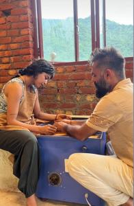 Pennylane Hotel - Aesthetic Rooms with Netflix, garden, pottery studio, artshala near laxman jhula and ganga river