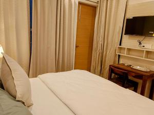 Pennylane Hotel - Aesthetic Rooms with Netflix, garden, pottery studio, artshala near laxman jhula and ganga river