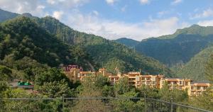 Pennylane Hotel - Aesthetic Rooms with Netflix, garden, pottery studio, artshala near laxman jhula and ganga river