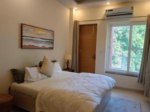 Pennylane Hotel - Aesthetic Rooms with Netflix, garden, pottery studio, artshala near laxman jhula and ganga river