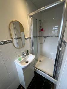 Your staycation at Walthamstow! Master bedroom - shared apartment