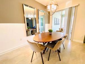 Luxury 4BR Pool Home Near Disney 373