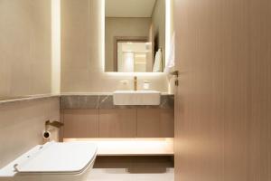 The Royal Blue Jacuzzi Suite 32 1-6-10 I JVC I Dar Oasis