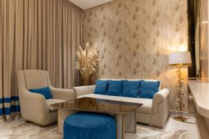 The Royal Blue Jacuzzi Suite 32 1-6-10 I JVC I Dar Oasis