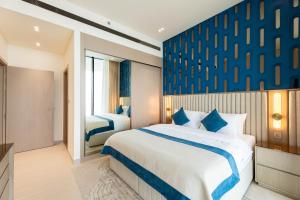 The Royal Blue Jacuzzi Suite 32 1-6-10 I JVC I Dar Oasis