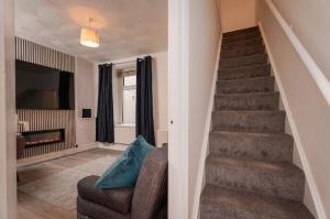 NEW! 4BR Home with Patio Near Swansea Centre