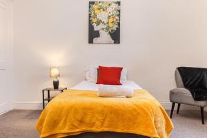 Spacious bedrooms-Family -Free Parking-Fast WiFi-Sleeps 5