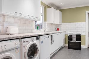 Spacious bedrooms-Family -Free Parking-Fast WiFi-Sleeps 5