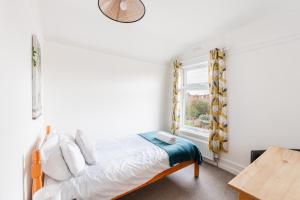 Trendy bedrooms-Family -Free Parking-Hi-Speed WiFi-Sleeps 5