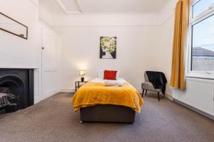 Spacious bedrooms-Family -Free Parking-Fast WiFi-Sleeps 5