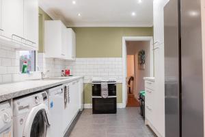 Modern bedrooms-Family -Free Parking-Hi-Speed WiFi-Sleeps 5